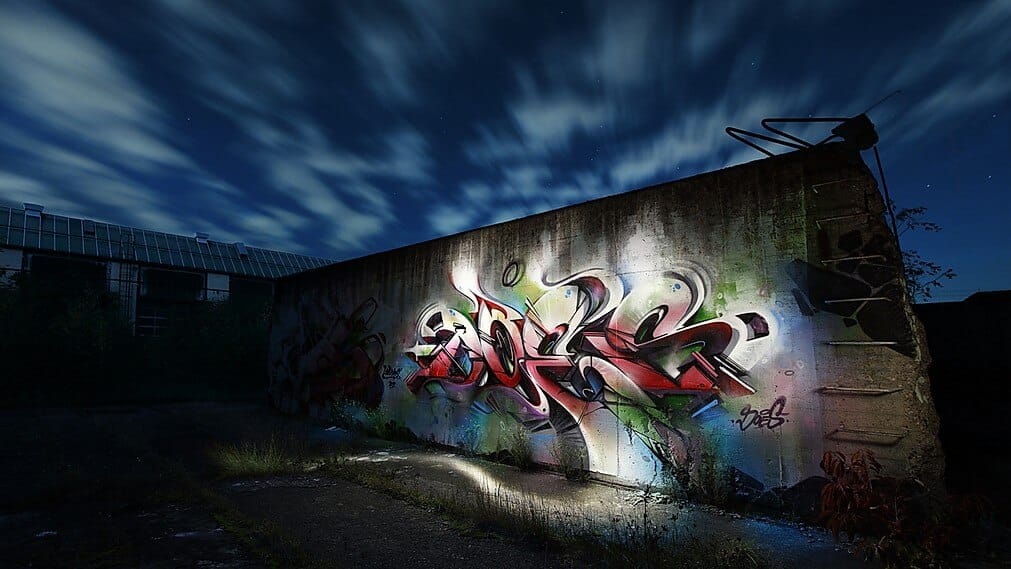Impresionante alucinantes graffitis en una nave abandonada 2